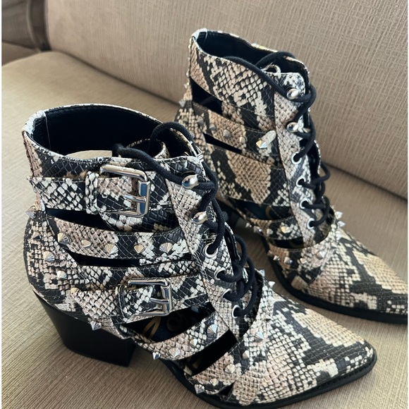 Sam Edelman Elana, snake skin, cut out studded boots. Size 7.5 NWOT - Picture 3 of 8